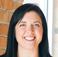 Portret Sophie Hartwell, kierownika wsparcia klienta, z zespołem obsługi usług